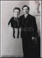 cca 1920 ,,Tesók", műtermi kabinetfotó nyomán készült modern nagyítás, jelzés nélkül, 21x15 cm