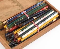 Vegyes írószer tétel, ceruzák, tollszárak, tollhegyek, palavesszők, stb.