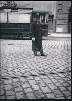 cca 1910 Budapest, villamos és rendőr, 1 db modern nagyítás, jelzés nélkül, 21x15 cm