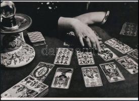 cca 1932 Brassai (eredetileg Halász Gyula) (1899-1984) magyar - francia fotóművész felvétele (Jósnő, tarot kártyával), a néhai FOTÓ újság (1954-1989) archívumából 1 db modern nagyítás, jelzés nélkül, 15x21 cm
