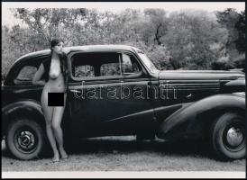 cca 1953 ,,Formatervezés", szolidan erotikus felvétel, 1 db modern nagyítás, jelzés nélkül, 15x21 cm