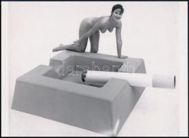 cca 1952 Glass Zoltán (1902-1981) magyar - angol fotóművész felvétele (Cigaretta reklám), 1 db modern nagyítás a néhai FOTÓ újság (1954-1989) archívumából, jelzés nélkül, 15x21 cm