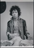 cca 1967 Jimi Hendrix a dobnál, 1 db modern nagyítás, jelzés nélkül, 21x15 cm