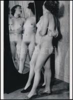 cca 1928 ,,Tükör előtt romantikázva", szolidan erotikus felvétel, 1 db modern nagyítás, jelzés nélkül, 21x15 cm