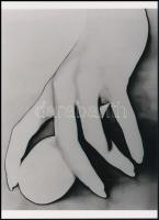 cca 1947 Man Ray (1890-1976) amerikai fotóművész, a dadaizmus és a szürrealizmus egyik meghatározó művészének alkotása (Szolarizált kéz és tojás), 1 db modern nagyítás a néhai Fotószemle (1938-1943) című szaklap hagyatékából, jelzés nélkül, 21x15 cm