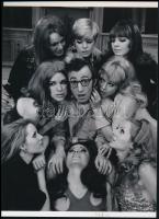 cca 1965 Woody Allen amerikai író, színész, humorista és a rajongói, 1 db modern nagyítás, jelzés nélkül, Pánczél György (1920-?) filmtörténész hagyatékából (film- és színházifotó gyűjteményéből), 21x15 cm