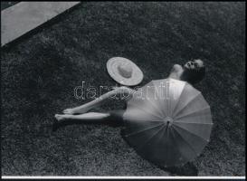 Munkácsi Márton (1896-1963) magyar - amerikai fotóriporter és fotóművész felvétele (Aktmodell a napernyő mögött), a néhai Lapkiadó Vállalat központi fotólaborjának archívumából 1 db modern nagyítás, jelzés nélkül, 21x15 cm