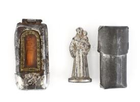 2 darab régi kegytárgy, tartóban, h: 3-4 cm