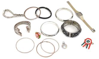 Egy doboznyi bizsu tétel: fém karreifek, női kvarc szerkezetű órák