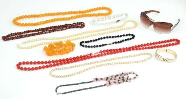 Egy doboznyi bizsu tétel: dekoratív nagy szemű nyakláncok, karkötők, egy retro design napszemüveg