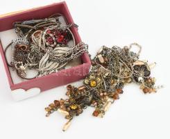 Egy doboznyi bizsu tétel benne ezüstök is