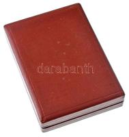 1953. "Sztahanovista" zománcozott fém kitüntetés miniatűrrel, eredeti, kissé sérült tokban...