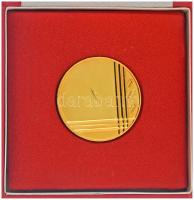 1973. "BEAC 75 - Budapest Egyetemi Atlétikai Club" kétoldalas aranyozott fém díjérem erede...