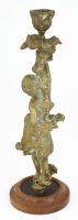 Női alakos bronz gyertyatartó, fa talapzaton, egy elem hiánnyal, m: 30,5 cm