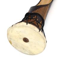 Afrikai húros dob hangszer, faragott fej résszel, h: 47 cm