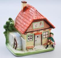 Zsánerjelenetes porcelán ház asztaldísz, jelzés nélkül, m: 15,5 cm