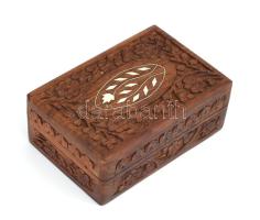 Dúsan faragott fa díszdoboz, csont berakással, 15x10 cm