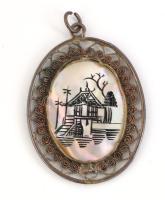 Filigrán réz medál, bennefoglalt festett gyöngyház lappal, 3x2,5 cm