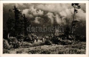 1941 Kárpátalja, Transcarpathia; vihar előtt, túrázók. A Magyar Turista Egyesület kiadása, Fábián Dénes felvétele / hiking + " Magyar Turista Egyesület Rahói Osztálya Dragobrát menedékház 1450 m"