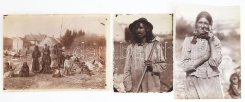 cca 1920-1930 Keszthely, Cigány szociográfiai / folklór fotók, 3 db: pipázó cigány nő, teknővájó cigány férfi portréi, valamint cigány nők és gyerekek csoportképével, a hátoldalon jelzett (Vajda, Keszthely), a csoportkép sarkain apró gyűrődésnyomokkal, 14x10 cm, 12x9 cm, 11,5x16 cm