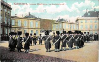 Kobenhavn, Kjobenhavn, Kopenhagen, Copenhagen; Gardens Musikkorps (paa Amalienborgplads) / music band of the castle guards