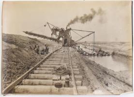 cca 1920-1930 Sió csatorna építése/bővítése, fotó, a hátoldalán feliratozva, kis gyűrődésnyommal, az alján kis sérülésekkel, 12x17 cm