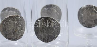 Boros pohár garnitúra, római érméket imitáló fém rátétekkel, 6 db, hibátlan, m: 14 cm