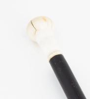 Sétabot csont markolattal. Ebonizált fa, csont, markolaton repedésekkel, h: 95 cm