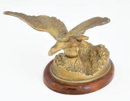 Turul szobor fa talapzaton. Festett fém, jelzés nélkül, 16x19 cm