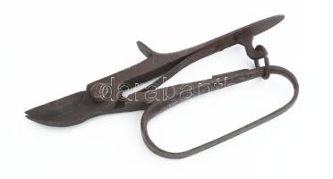 Régi kecskeméti szőlőmetsző olló. Jó állapotban, h: 19,5 cm /// "Az 1880-as években Szűcs Sándor, Kocsák József és más kecskeméti lakatosmesterek kifejlesztettek egy kisfejű, könnyen kezelhető metszőolló típust, ami hamarosan elterjedt az egész országban."