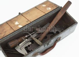Régi szerszámos láda, benne 14 darab régi szerszámmal.