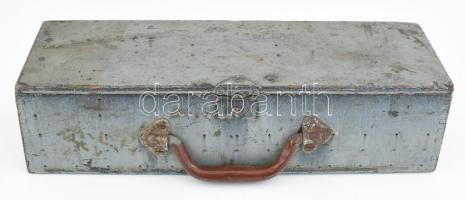 Régi szerszámos láda, benne 14 darab régi szerszámmal