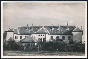 cca 1930-1940 Szendrő István (1908-2000): Sárbogárd, Járásbíróság, a hátoldalon feliratozott, pecséttel jelzett fotó, 12x18 cm