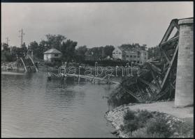 1945 Szendrő István (1908-2000): Budapest, felrobbantott vasúti híd a Soroksári Duna-ágon, a hátoldalon pecséttel jelzett fotó, 16,5x23 cm