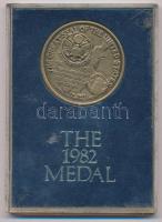 Amerikai Egyesült Államok 1982. "Az Egyesült Államok nagypecsétjének 200. évfordulója / George Washington születésének 250. évforduója" bronz emlékérem eredeti, "The 1982 Medal" műanyag tokban (38mm) T:UNC USA 1982. "200th anniversary of the Great Seal of the United States / 250th Anniversary of the Birth of George Washington" bronze medallion in original, "The 1982 Medal" plastic case (38mm) C:UNC
