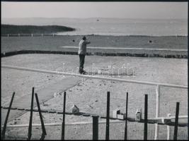 cca 1930-1940 Szendrő István (1908-2000): Céllövő verseny a Balaton partján, a hátoldalon pecséttel jelzett fotó, 17x23 cm