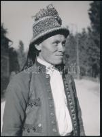 cca 1930-1940 Szendrő István (1908-2000): Inaktelke (Kolozs megye, Erdély), férfi népviseletben, Gyöngyösbokréta mozgalom, a hátoldalon feliratozott, pecséttel jelzett fotó, 23x17 cm