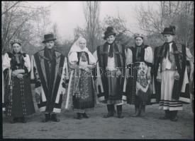 cca 1930-1940 Szendrő István (1908-2000): Kalotaszentkirály (Kolozs megye, Erdély), párok népviseletben, Gyöngyösbokréta mozgalom, a hátoldalon feliratozott, pecséttel jelzett fotó, 17x23 cm