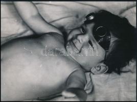 cca 1930-1940 Szendrő István (1908-2000): Kisfiú motoros vagy hegesztő szemüvegben, a hátoldalon pecséttel jelzett fotó, 17x23 cm