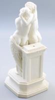 Ámor és Psziché alakjával díszített porcelán posztamens, felfogató üreggel, jelzés nélkül, alján lep...