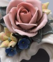 Ens plasztikus virág díszítéses kétágú gyertyatartó, jelzett, minimális pattogzással, h: 27 cm, m: 8...