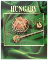 Hungary Guest Book. Bp., 1995, Blue Skies Marketing Iroda. Gazdag képanyaggal illusztrálva. Angol és német nyelven. Kiadói kartonált papírkötés, a borítón kis felületi sérüléssel. / In English and German language. Hardcover, with minor damage on the cover.