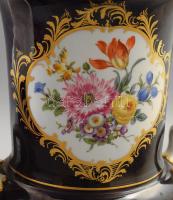 2 db Meisseni urna váza. Kézzel festett, jelzett, a nagyobbik lába ragasztott 29,20cm