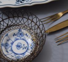 Hagyma mintás porcelán konyhai edények, kézzel festett, régi darabok, egy modern