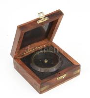 Antik fazonú iránytű, réz, fa tokban, modern reprodukció 8x8 cm