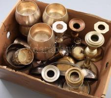 Vegyes réz és ón tárgyak. Gyertyatartók, kelyhek, hamuzók, stb