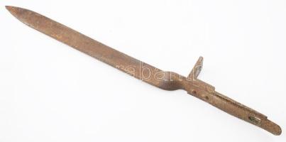 cca 1914-1918 Szükségszurony. Vágószurony, kardszerű, tövénél csavart végződésű pengével, sajtolt fémlemez markolattal. Jelzés nélkül, korának megfelelő, kissé rozsdás állapotban, h: 38,5 cm (Az I. világháború kitörése után nehézségekbe ütközött a kellő számú szurony előállítása, így megjelentek az ezen típusú, könnyebben és olcsóbban előállítható, ugyanakkor kevésbé igényes kidolgozású szükségszuronyok.)