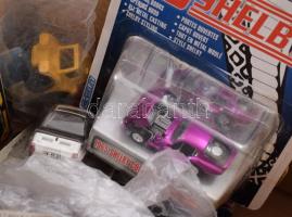 Doboznyi játékautó és makett, közte bontatlan csomagolásban