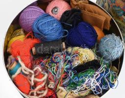 Banános ládányi vegyes sokdarabos varrással kapcsolatos tétel, közte sok gombbal