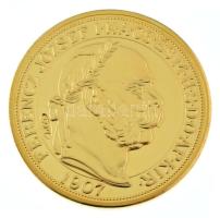 DN "Történelmi aranypénzek - 1907. 100 Korona Ferenc József Megkoronázásának Negyvenedik Évfordulójára" aranyozott Cu-Zn utánveret "COPY" beütéssel, kapszulában (38mm) T:PP folt